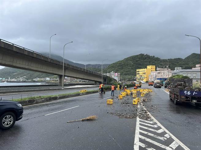 一辆载满啤酒曳引车，疑似未繫牢货架，上百箱啤酒掉落，玻璃酒瓶碎落一地，损失初估近10万元。（翻摄照片／陈彩玲基隆报导）