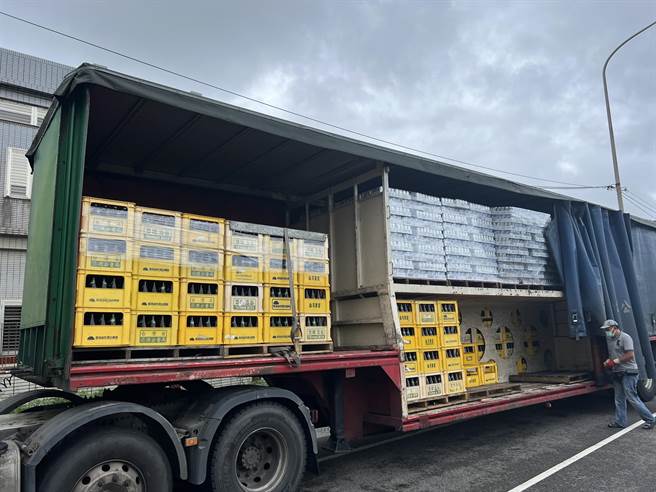 一辆载满啤酒曳引车，疑似未繫牢货架，上百箱啤酒掉落，玻璃酒瓶碎落一地，损失初估近10万元。（翻摄照片／陈彩玲基隆报导）