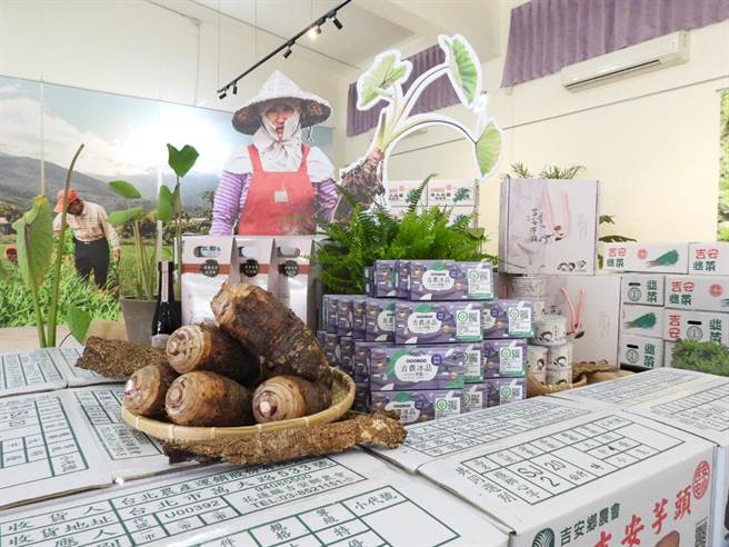 花莲县吉安乡农会庆祝百年，推出全台唯一的产销履歷芋头冰棒，让民眾透过包装上的QR code即能一览吃下肚的冰棒的生产背景。（罗亦晽摄）