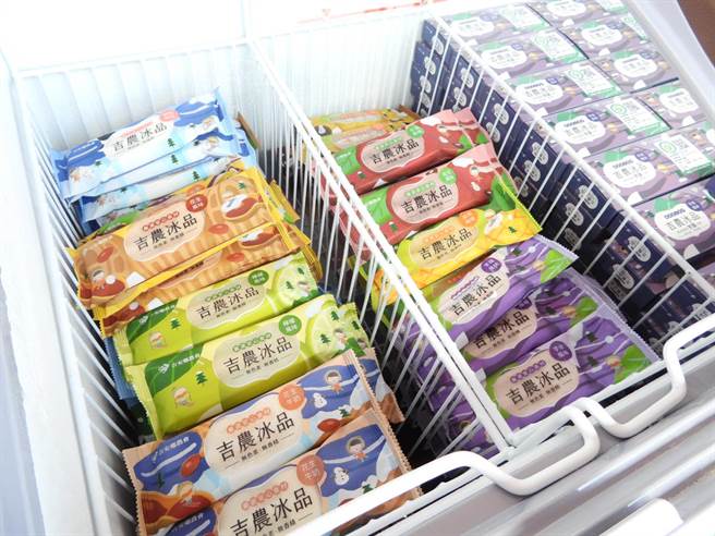 花莲县吉安乡农会欢庆百年，将热卖的10款冰品换上新装，象徵农会将迈入新世代。（罗亦晽摄