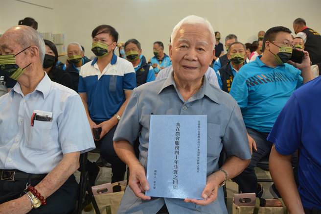 现年92岁的前花莲吉安乡农会秘书彭天荣，将自己在农会服务40年的过程记录成书，让总干事张德奇萌生出书纪念农会百周年的念头，盼用文字为后人留史。 （罗亦晽摄）
