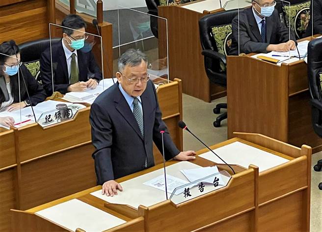 澎湖县长赖峰伟对于无籍船筏合法化推动过程，无法争取到更长的缓衝时间，他感到「足歹势」，作为一名负责任的执政者，他会深切反省，也会当作一个案例与团队分享。（澎湖县政府提供）