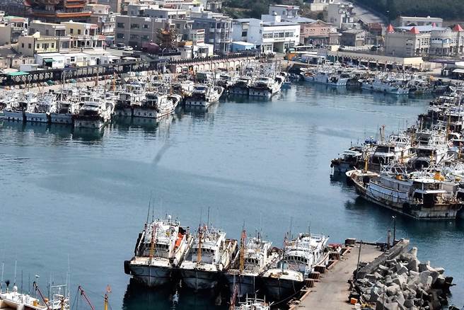 在议会、立委杨曜协助下，县府为每艘无籍船争取到50％认证费用补助，每艘船至少减免35000元以上的认证费。从108年至今，已有427艘取得执照。（张茂雄摄）