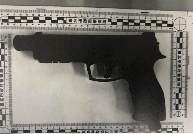 劉姓男子攜帶不具殺傷力的玩具槍。（翻攝畫面）