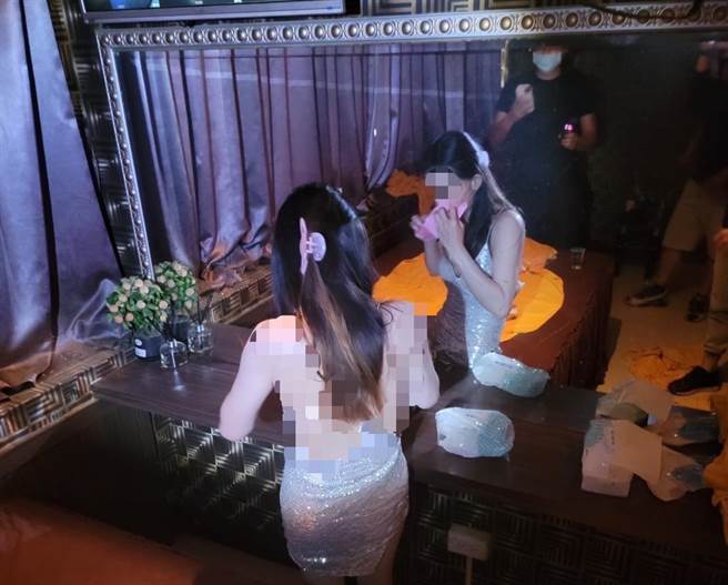 苓雅分局接获情资后于10日查获「挂羊头卖狗肉」的养生SPA会馆，将2组男客与女服务生逮个正着。（高市苓雅分局提供／杨舒婷高雄传真）