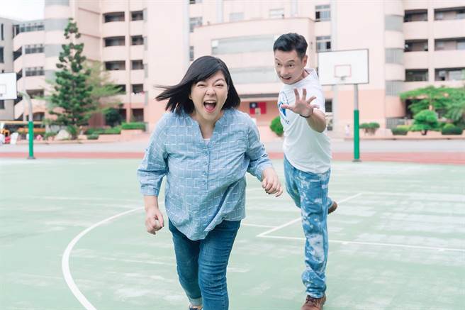 谢祖武、杜诗梅互动逗趣。（TVBS提供）