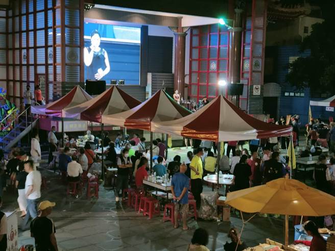 乡代参选人在中秋晚会遭醉汉砸酒罐，警方已依社维法开罚。(警方提供)