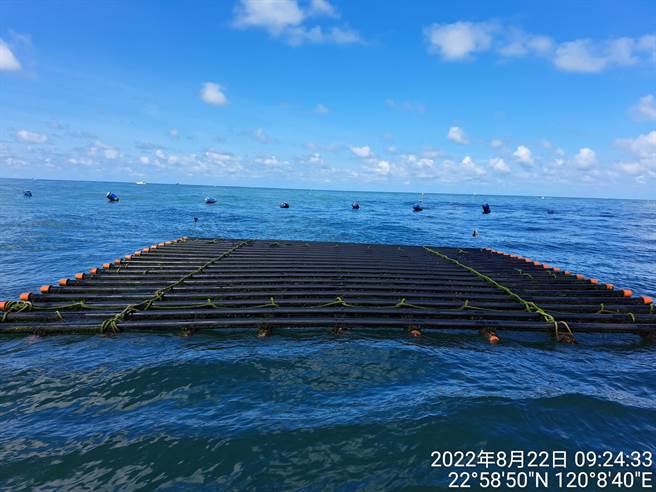 台南市府与渔业署推出的HDPE高密度塑胶新式蚵棚。（台南农业局提供／李俊淇台南传真