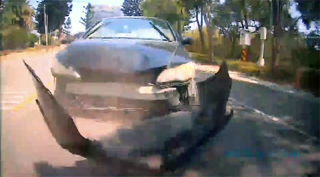 车来车往的金门伯玉路1段今天近午时发生2辆自小客车追撞事故，后车保险杆整块掀落地上。（警方提供）