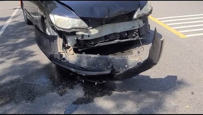 金门伯玉路1段今天近午时发生2辆自小客车追撞事故，刺鼻机油洒落一地。（警方提供）