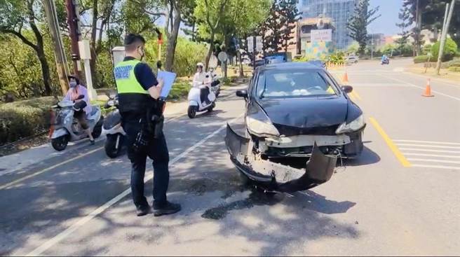 警方据报赶到现场疏导交通，肇事原因进一步调查处理中。（警方提供）