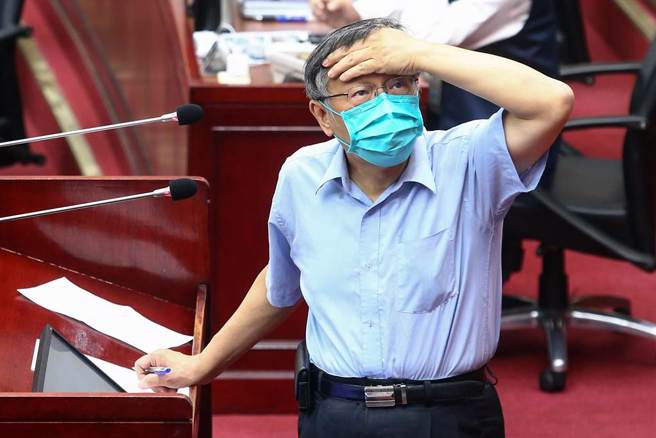 台北市松山区民生社区5日凌晨发生随机性侵事件，20岁蔡姓男子假装问路，却尾随性侵落单女子，蔡男落网后，母亲在媒体镜头前落泪道歉，解释儿子控制不住自己，也没有机构愿意收留，拜托法官当庭收押。面对蔡男已连续犯案19次却未被提到社安网，台北市长柯文哲12日备询时承认，社会安全网有漏洞。（邓博仁摄）