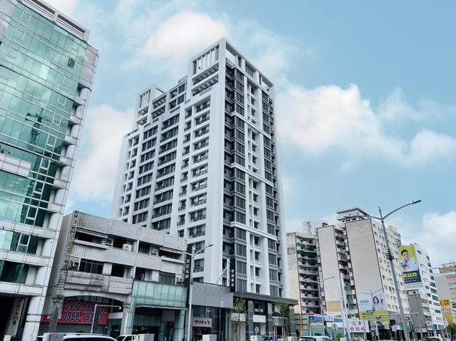 （鑫龙腾位于高雄市中正一路的「中正O8」（中）捷运宅，将成今年入帐营收主要来源。图／顏瑞田）