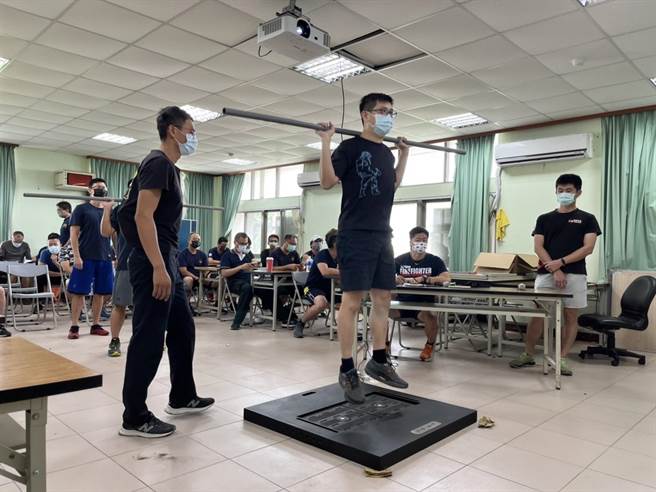消防人員透過測力板針對受測消防人員的CMJ（反向跳）及SJ（蹲跳）做檢測，可清楚了解每個消防人員目前的peak power和跳躍高度。（台南市消防局提供／李俊淇台南傳真）