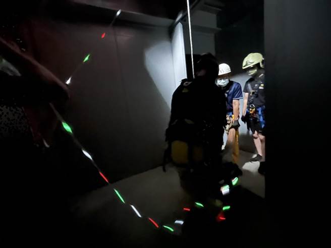 進行繩索救援訓練時使用發光照明繩索，搭配新式下降器ID、ASAP放墜器及全身式吊帶等先進繩索救助器材，可在黑暗空間中進行救援或緊急撤退。（台南市消防局提供／李俊淇台南傳真）