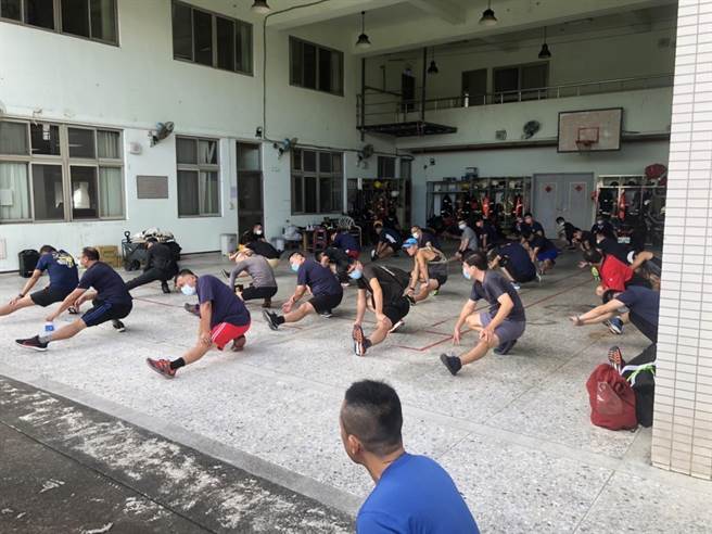 台南市消防局第四大隊於今明兩日，分兩梯次在新化消防訓練中心辦理救助複訓及車禍救援訓練。（台南市消防局提供／李俊淇台南傳真）