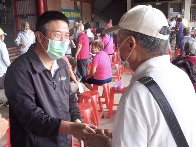 徐定禎拋出老人福利政見。（徐定禎競選團隊提供／李京昇苗栗傳真）