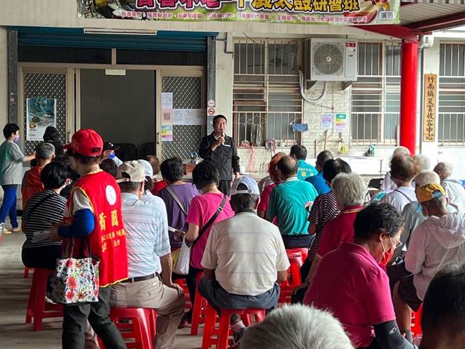 徐定禎今天在竹南鎮崎頂社區舉辦問政說明會。（徐定禎競選團隊提供／李京昇苗栗傳真）