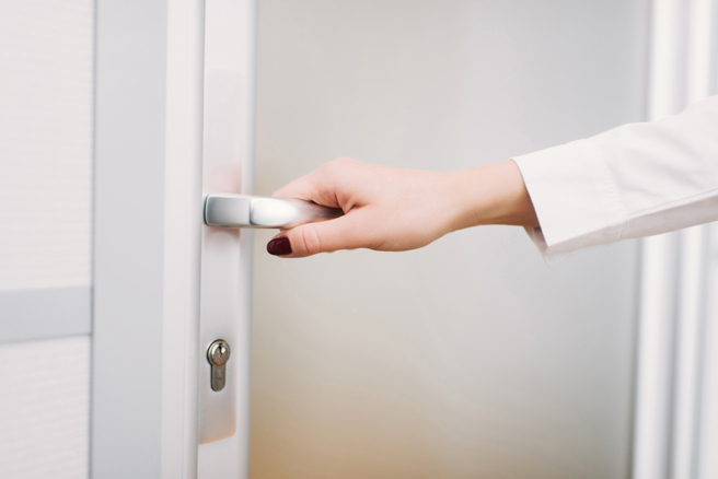 一名女子突袭拜访搬离家中的丈夫，却撞见丈夫花钱叫小姐性交易。（示意图／Shutterstock）