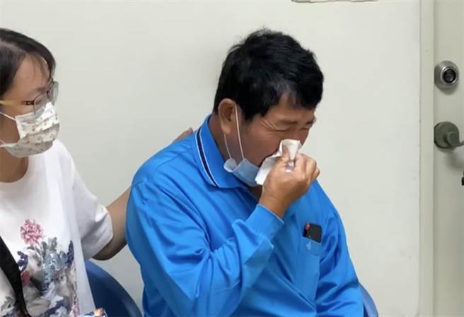 台南市永康區復國一路昨天傍晚發生火警，造成祖孫3人死亡，死者陳女的父親前往市立殯儀館陪同相驗時，不時啜泣並擦拭淚水，神情哀戚。（洪榮志攝）