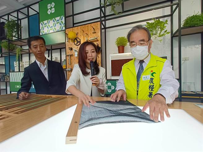 皆展有限公司总经理胡馨元向农粮署署长胡忠一展示温室最新资材。（吕妍庭摄）