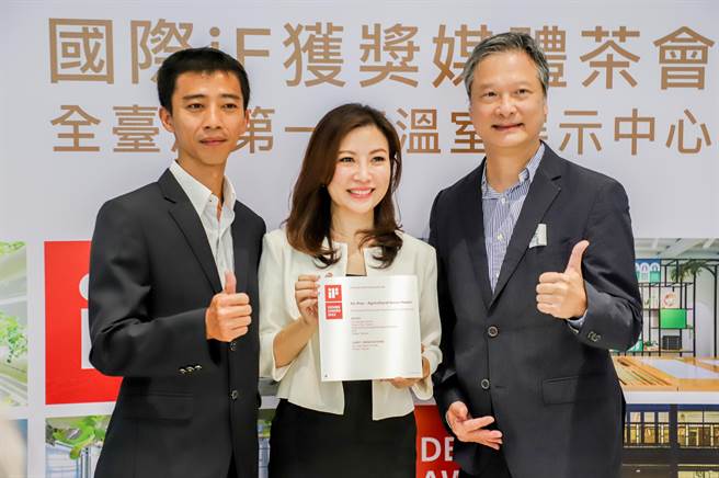 今由iF Design亚洲区总经理李建国（右）致赠奖牌给胡馨元（中）。（吕妍庭摄）