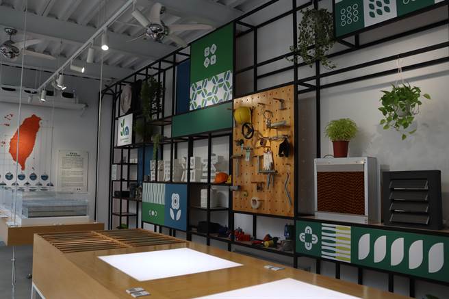 皆展有限公司成立全台首座温室展示中心，并导入VR实境。（吕妍庭摄）