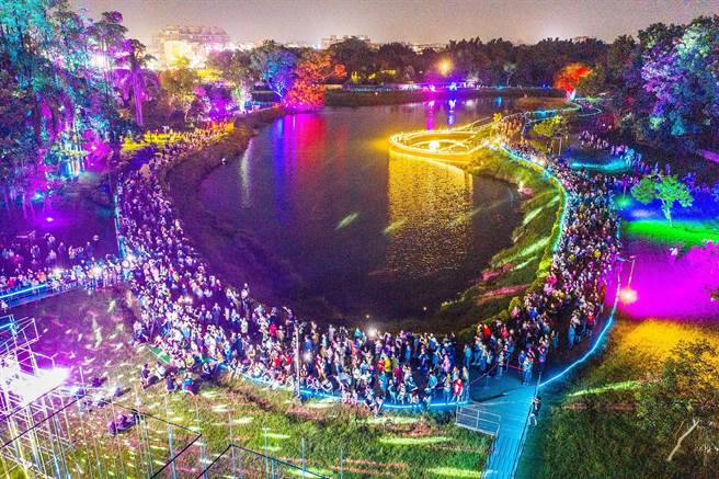 嘉義市「2022光織影舞」璀璨閃亮落幕，參觀人潮擠爆。（嘉義市政府提供／廖素慧嘉市傳真）