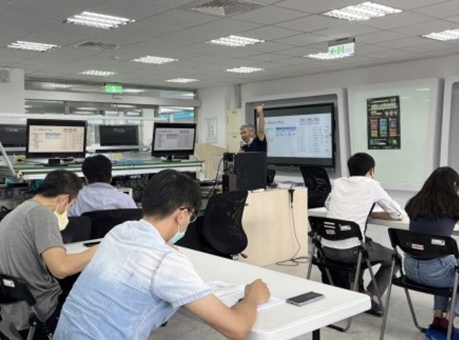 龍華科大攜手電電公會，辦理iPAS初級天線設計工程師能力養成班，提升產業人才職場競爭力。(照片/龍華科技大學提供)
