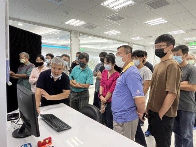 龍華科大辦理iPAS初級天線設計工程師能力養成班，學員參觀專業實驗室。(照片/龍華科技大學提供)
