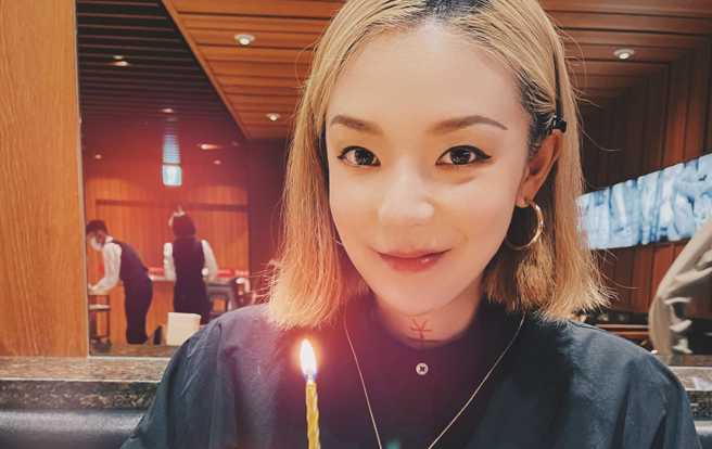 欧阳靖晒儿躺地照又遭酸攻击。（图/欧阳靖FB）