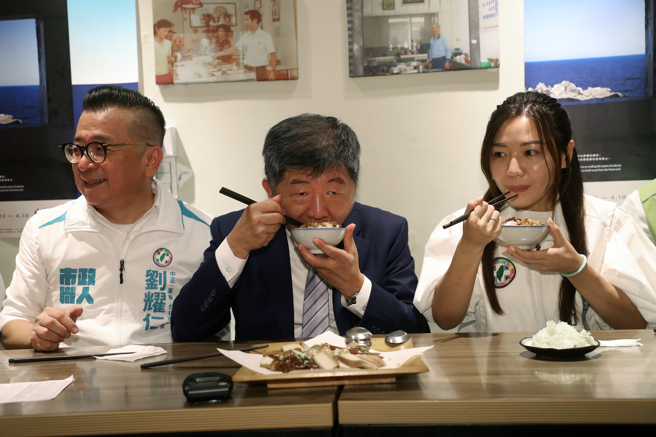 在台北市議員劉耀仁（左）等陪同下，民進黨台北市長參選人陳時中（中）12日到家香味食堂，品嘗萬華在地美食。（劉宗龍攝）