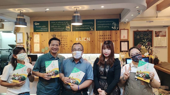 吳珮甄結合阿育吠陀、中醫、營養學等專業，寫出養生食譜新書《五行養生 健康好食》。(照片/吳珮甄提供)