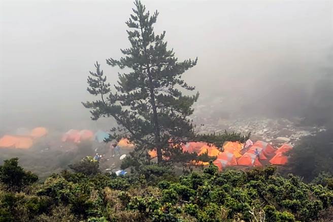 戒茂斯山登山团队发现营地被另1团队的帐篷占满，拍下影片向台东林管处检举。（翻摄画面）