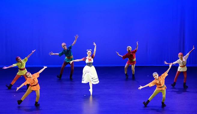 儿童舞团藉由舞剧带领观眾环游世界。（火金姑儿童舞团提供／林和生屏东传真）