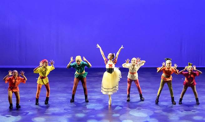 因疫情有感而发，儿童舞团藉由舞剧带领观眾环游世界。（火金姑儿童舞团提供／林和生屏东传真）