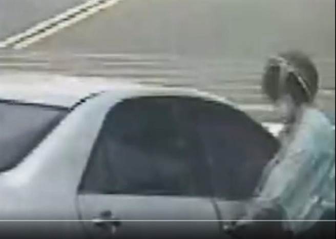 陈姓女子企图强拉一辆汽车的门把反遭拖行，最后倒地昏迷，遭林姓驾驶载走。（高市鼓山警分局提供／袁庭尧高雄传真）