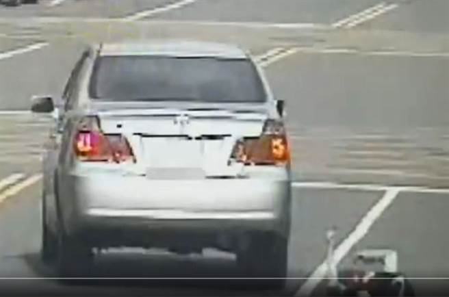 警方证实，陈女和林男为男女朋友，因口角纠纷，陈女想要阻拦林男开车离去，才遭车辆拖行，所幸陈女仅手脚轻微擦伤。陈女也不愿报警处理及提告，警方仅能依家暴案件径行通报。（高市鼓山警分局提供／袁庭尧高雄传真）