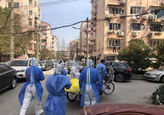 中国为防堵疫情，在各大城市施行严苛封城，压抑了消费者需求、扰乱国内与全球供应链。(图/远见杂志提供)