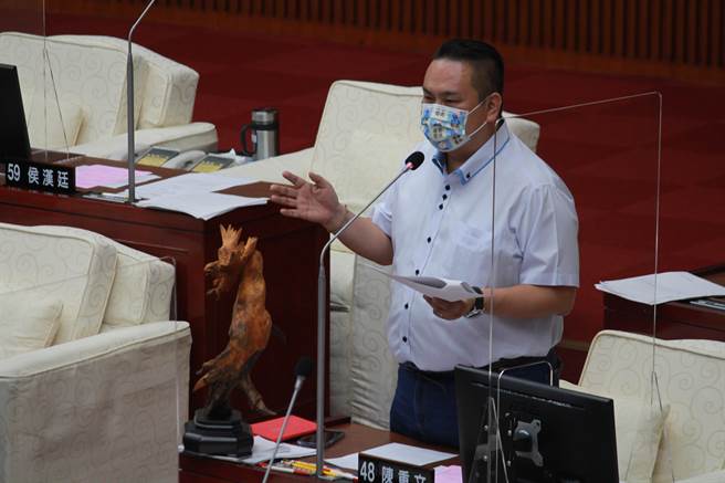 台北市议员陈重文12日在总质询上，询问台北市长柯文哲年底卸任后的规画。（黄婉婷摄）