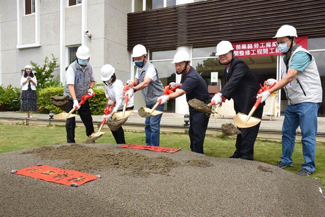 县长徐耀昌等人持铲开工动土。（苗栗县政府提供／李京升苗栗传真）