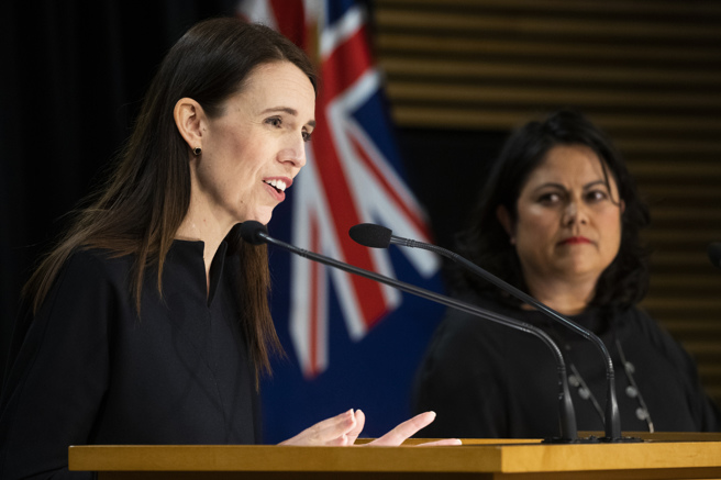 紐西蘭總理阿爾登（Jacinda Ardern）今天表示，為哀悼英國女王伊麗莎白二世逝世，將把9月26日訂為國定假日，並舉行國家追悼會。(圖/美聯社)
