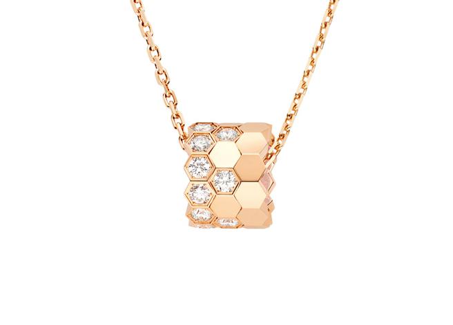 CHAUMET的Bee My Love 18K玫瑰金鍊墜，15萬6000元。（CHAUMET提供）