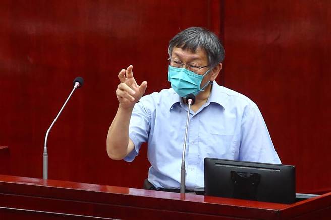 台北市长柯文哲（见图）12日赴台北市议会，接受议员质询。外界关心，柯文哲卸任后，对于角逐总统大位的心态，是否怀有「报復民进党」的想法。对此，柯稍早接受议员邱威杰（呱吉）备询时回应，民进党不值得报復，称现在的民主制度是「民选皇帝制」，更以「猴子屁股红」为例表示，执政者才会被民眾看到缺点，要是国民党上台，他一样照K。（邓博仁摄）
