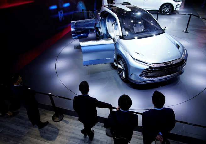 今年上半年，中国的比亚迪新能源车销量超越特斯拉，跃升全球新能源车销售冠军。（图/ 远见提供）