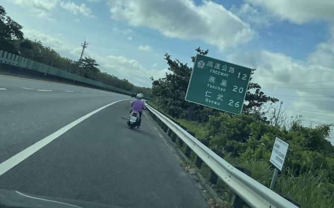 阿北騎車上國10還逆向狂飆，他將人車牽到路邊後，拔走機車鑰匙等待警方前來，網友們狂嗆：「是不是自以為正義過頭了？你是執法人員？」（圖／爆料公社）