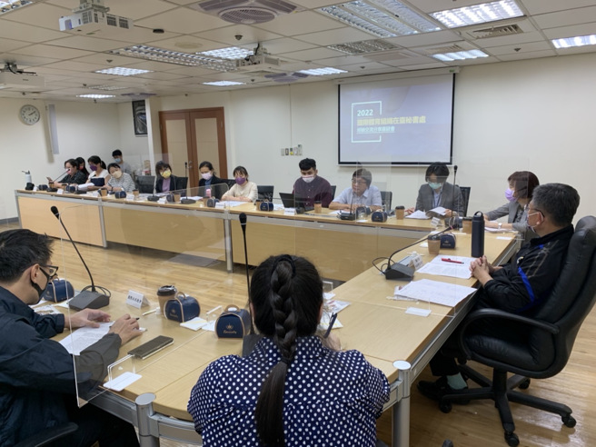 亚洲棒球总会执行长林宗成（后右2）进行标竿案例分享。（体育署提供）