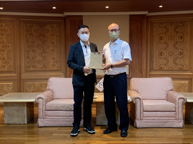 亚洲垒球总会主席潘一全（左）连任后，拜会教育部次长兼体育署代理署长林腾蛟。（体育署提供）