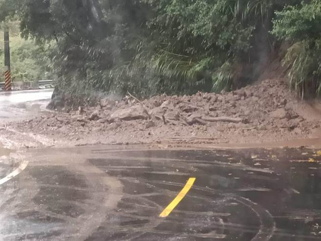 桃园復兴区雨势未歇桃113线二度坍方市府封路。(桃园市政府提供／吕筱蝉桃园传真)