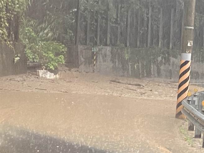 桃园復兴区雨势未歇桃113线二度坍方市府封路。(桃园市政府提供／吕筱蝉桃园传真)